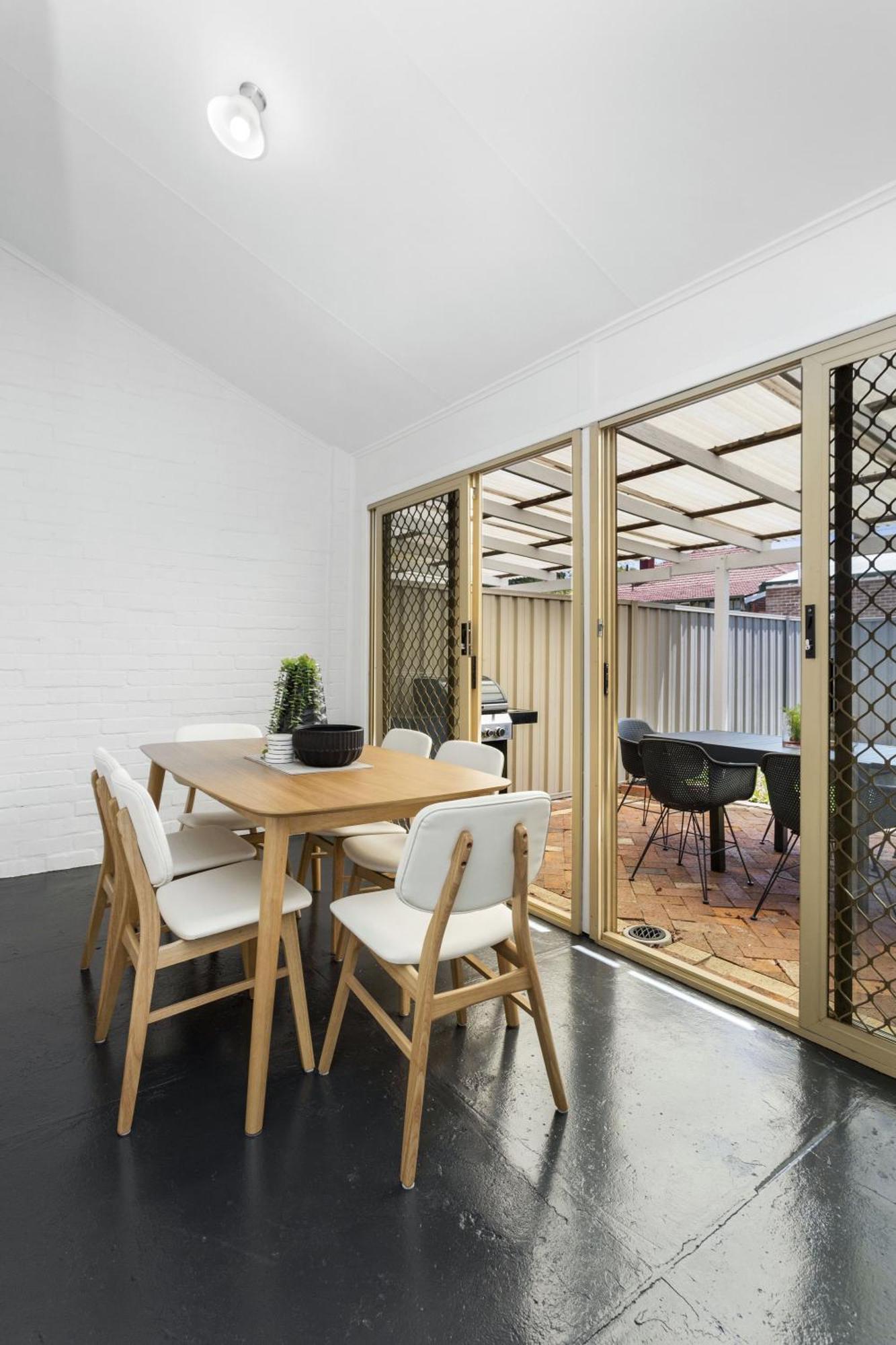 Chic Semi-detached 2-bed With Outdoor Dining Perth