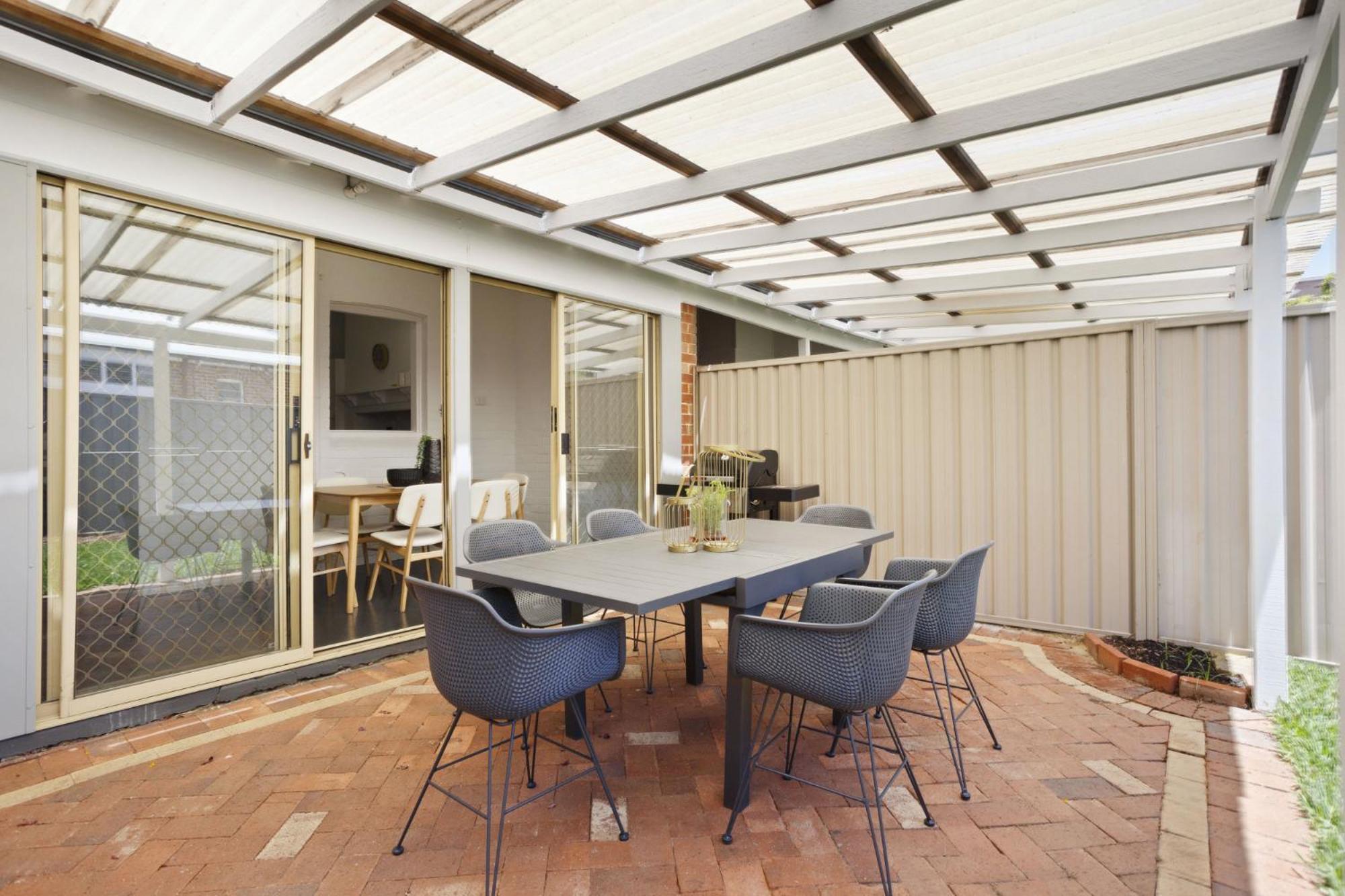 Holiday home Chic Semi-detached 2-bed With Outdoor Dining