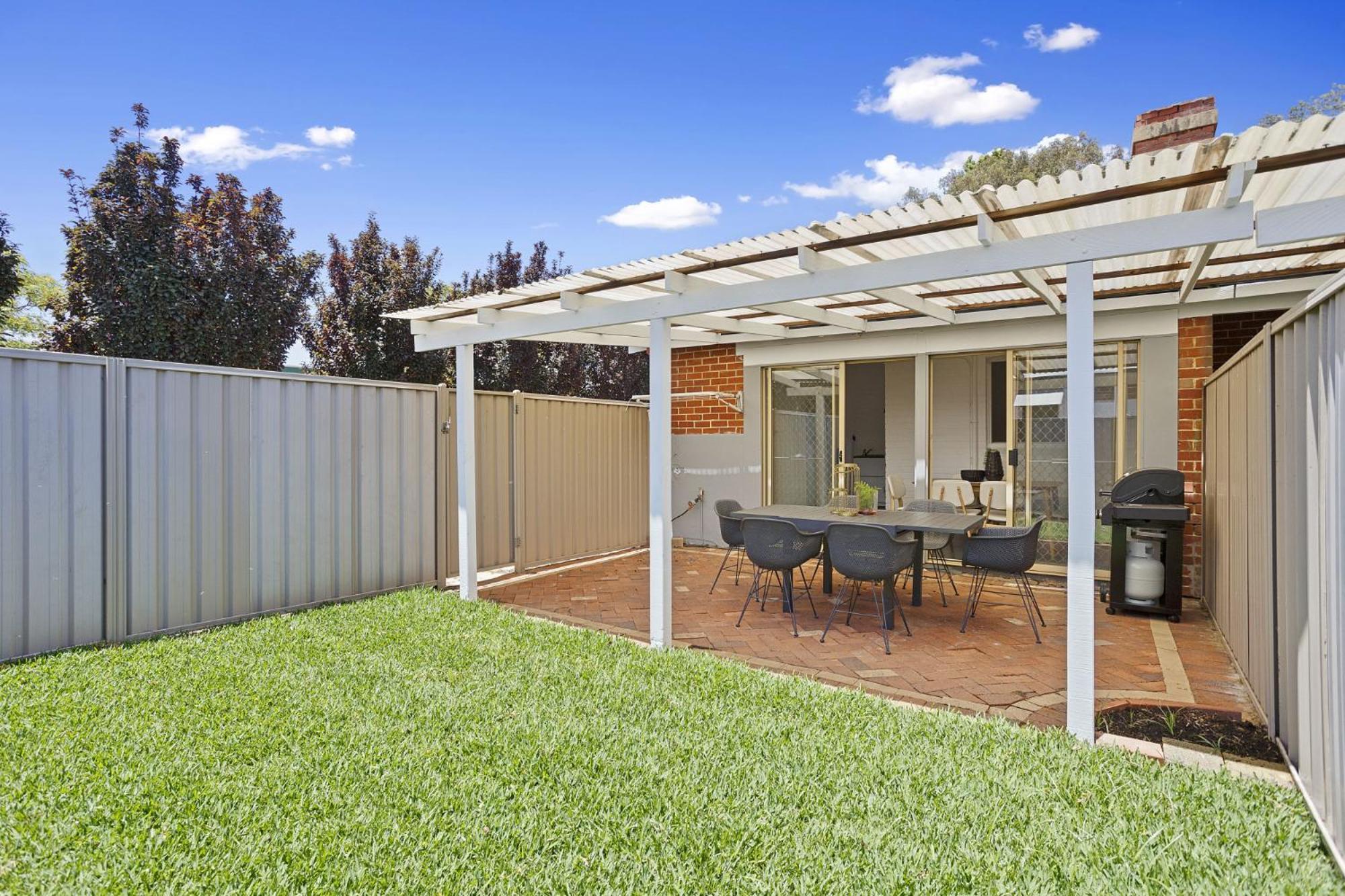 Holiday home Chic Semi-detached 2-bed With Outdoor Dining *