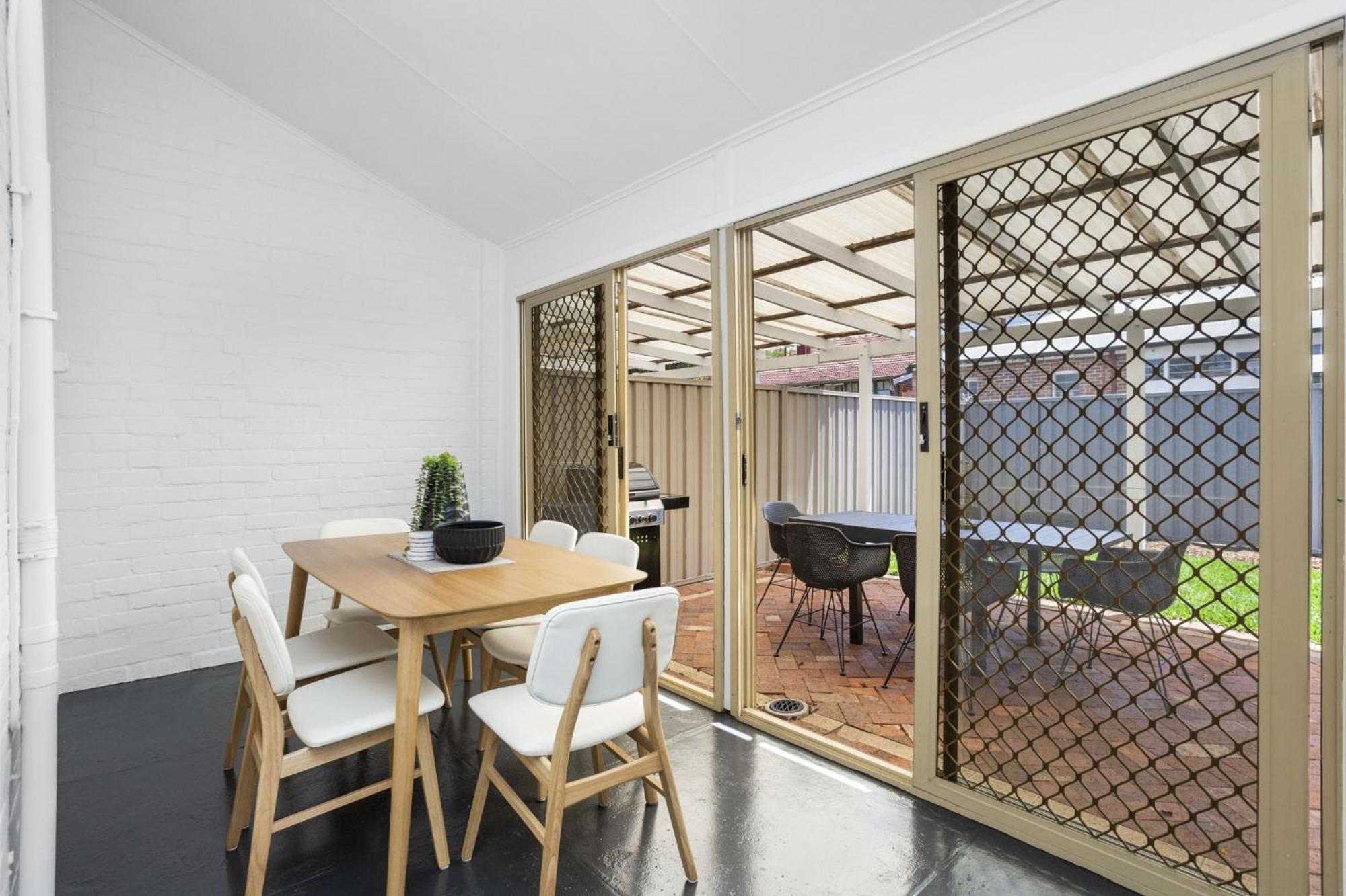 Chic Semi-detached 2-bed With Outdoor Dining Holiday home *